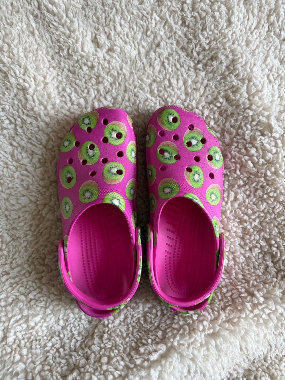 Women’s Pink Kiwi Print Crocs Clog Shoes Size 11